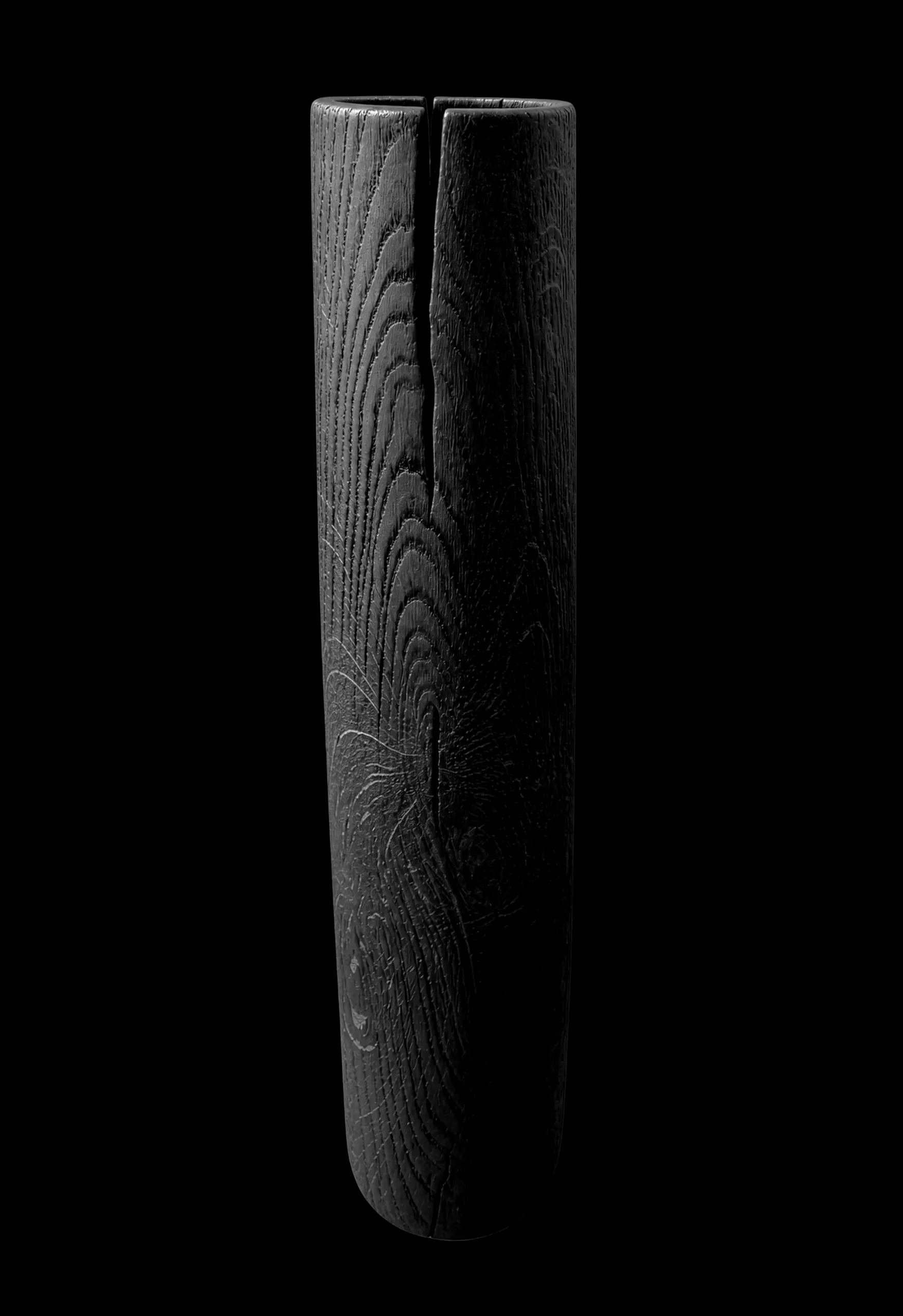 Hohe, schmale gekohlte Vase aus Eiche mit tiefer Spalte und sichtbarer Maserung vor schwarzem Hintergrund
